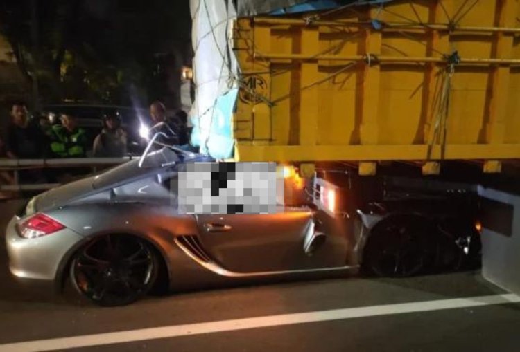 Mobil Porsche Tabrak Truk hingga Terseret 150 Meter di Tol Dalam Kota Jakarta