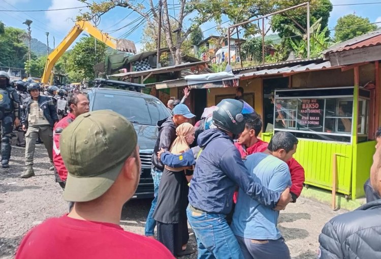 Lapak Pedagang di Puncak Bogor Dibongkar Paksa oleh Petugas