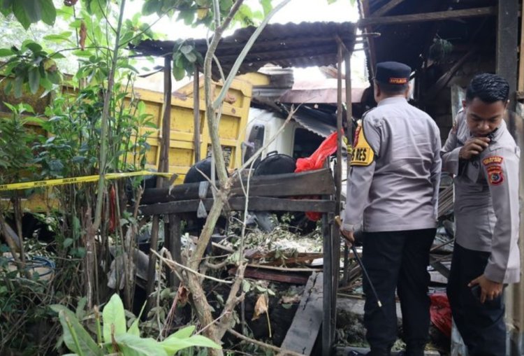 Truk Tabrak Rumah di Kupang Mengakibatkan Mahasiswi Tewas Terlindas