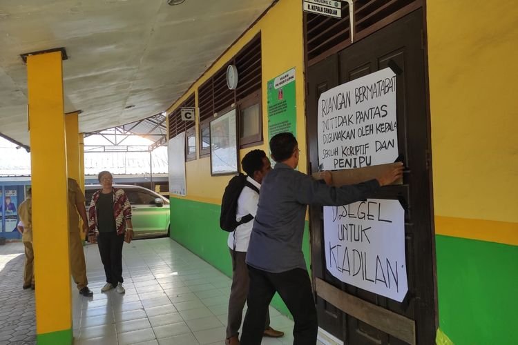 Guru Segel Sekolah di Kupang Imbas Gaji 4 Bulan Diselewengkan Kepsek