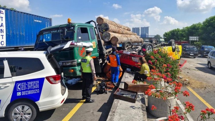 Kecelakaan di Tol Kebomas Elf Vs Truk Pengangkut Kayu Sebabkan 2 Orang tewas