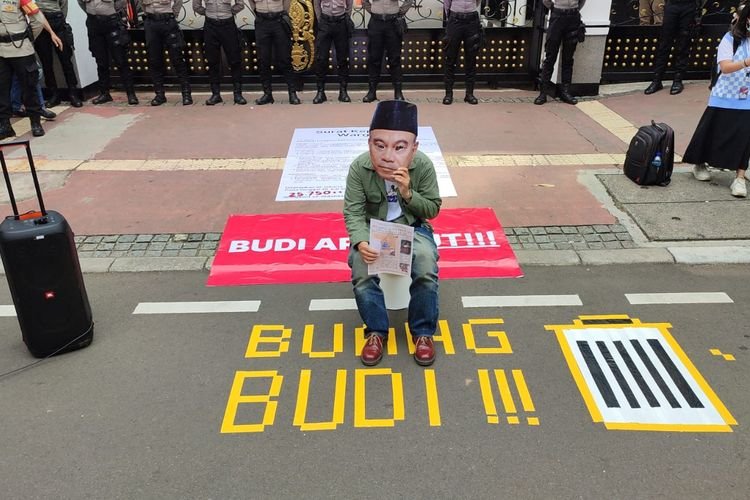 13 LSM Demo Menkominfo Budi Arie Setiadi, Bawa Kloset sebagai Simbol Protes Pusat Data Nasional