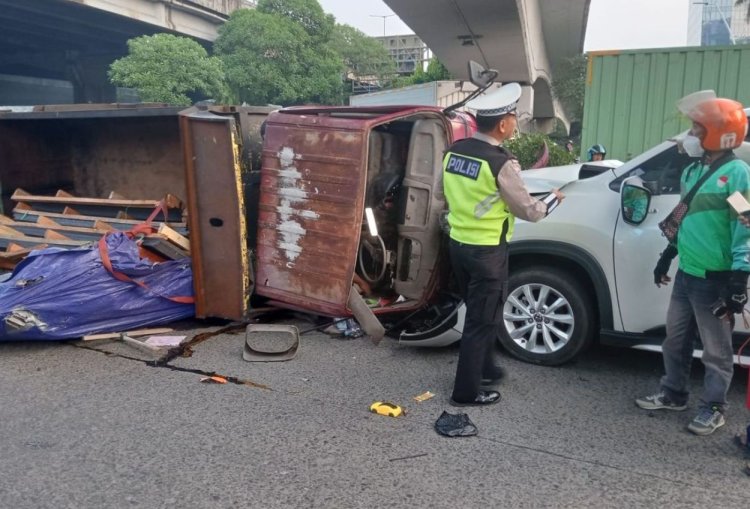 Akibat Rem Blong, Truk Terguling Tabrak Mobil dan Motor di Kelapa Gading