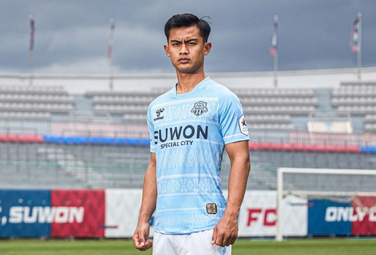 Pratama Arhan Jadi Model Jersey Suwon FC, Netizen: Beri Dia Main