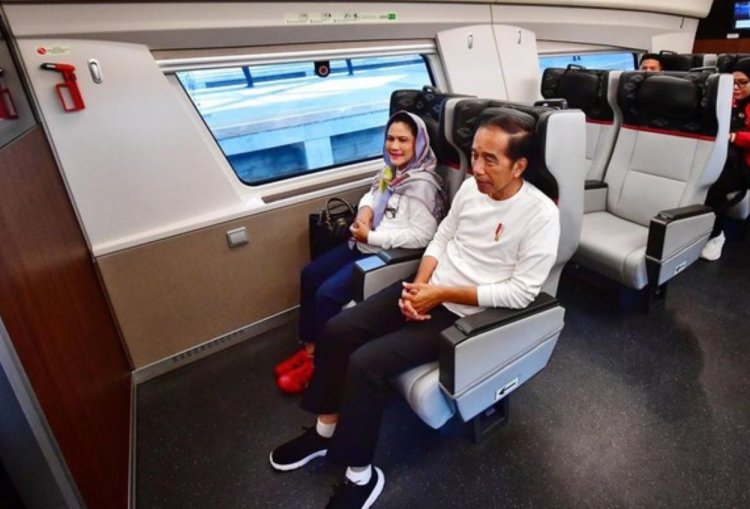 Presiden Jokowi Didampingi Ibu Iriana Naik Whoosh untuk Peresmian Piala Presiden 2024