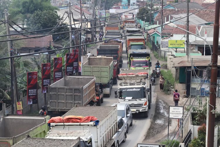 Gegara Rem Blong, Truk Tambang Hantam Rumah hingga Sopir Luka Berat di Parung Panjang