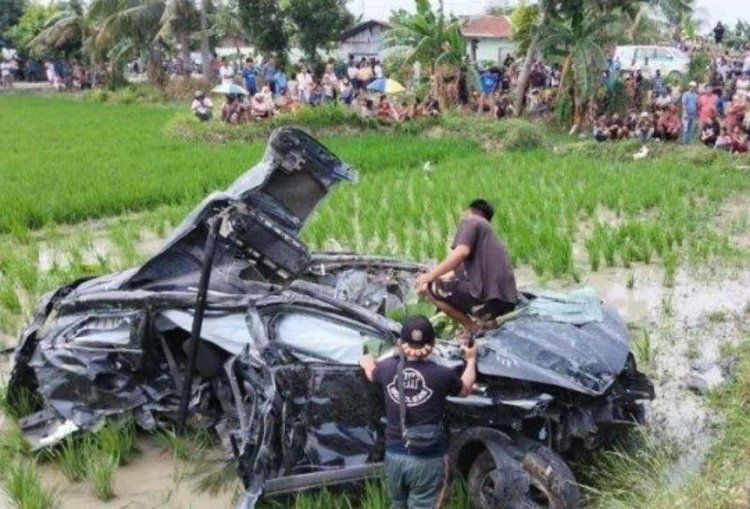 Toyota Rush Tertabrak Kereta hingga Terseret ke Sawah, Anak dan Bapak Tewas, Istri Kritis