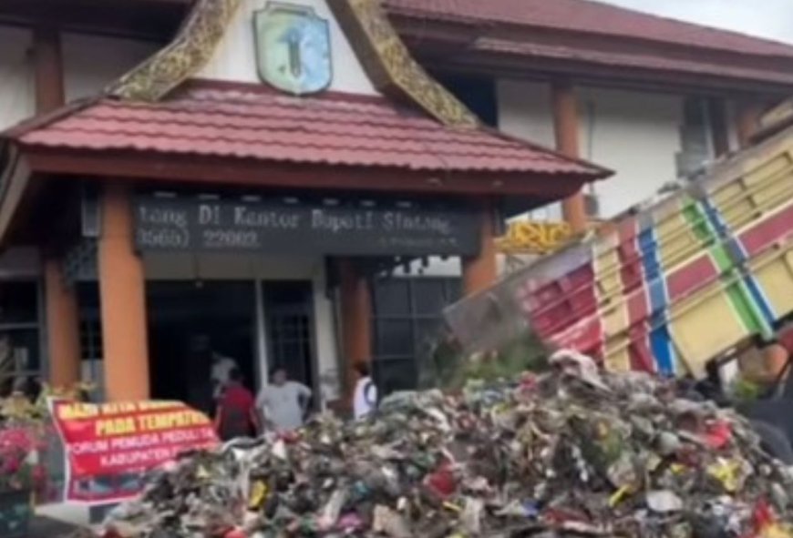 Bentuk Protes Penanganan Sampah yang Tak Maksimal, Warga Buang Sampah di Depan Kantor Bupati dan DPRD Sintang