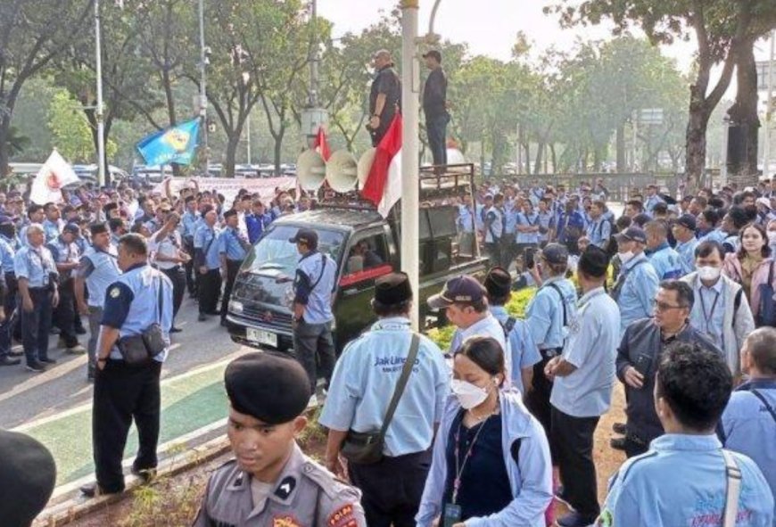 Imbas Gaji Belum Turun, Ratusan Sopir Mikrotrans Demo di Balai Kota Jakarta