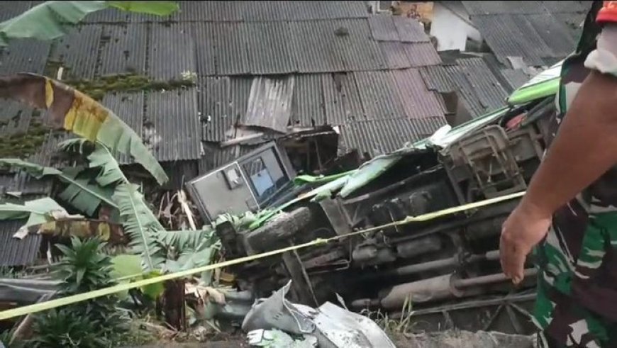 Viral! Bus Wisata Masuk Jurang dan Timpa Rumah Warga di Jalur Alternatif Puncak