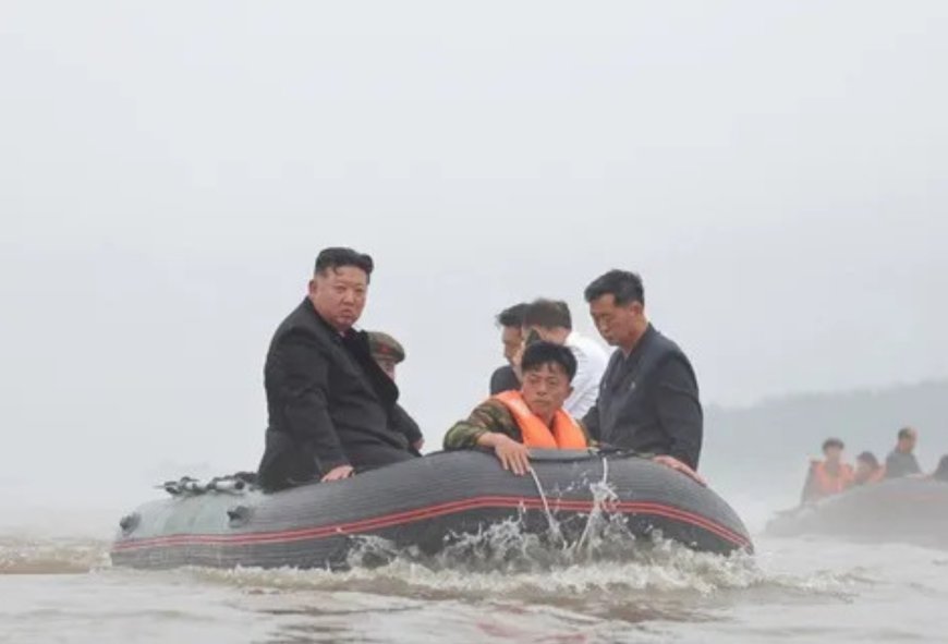 Kim Jong Un Hujan-hujanan dan Turun ke Lumpur untuk Tinjau Korban Banjir di Korut