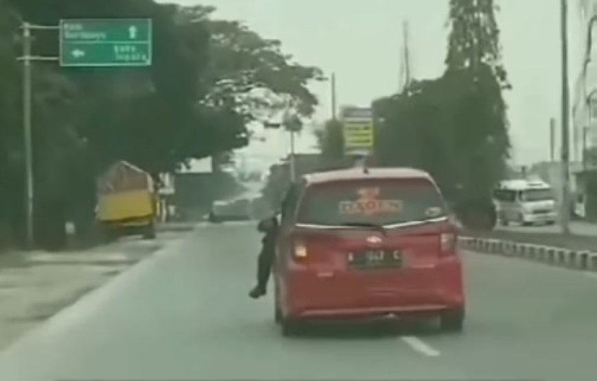 Viral! Polisi Nyangkut di Kap Mobil yang Ugal-ugalan di Kudus, Hindari Pemeriksaan