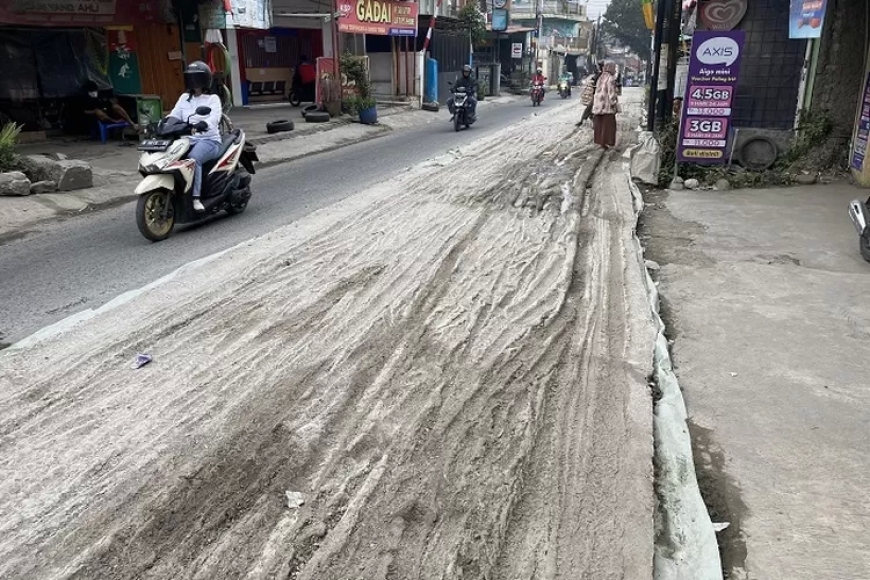 Viral! Sejumlah Pemotor Nekat Lewati Jalan yang Baru Dicor di Cimahi