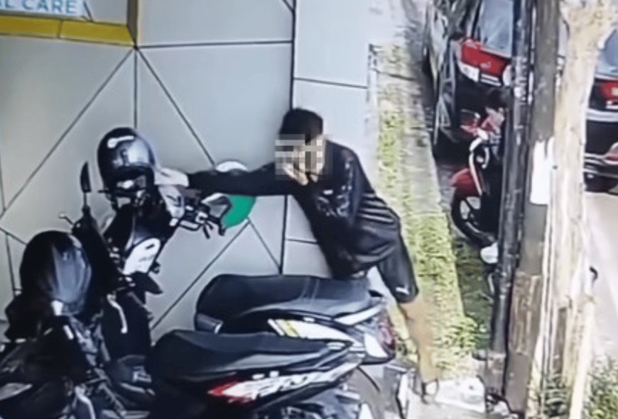 Viral! Sejoli Ini Keciduk Curi Helm di Pinggir Jalan