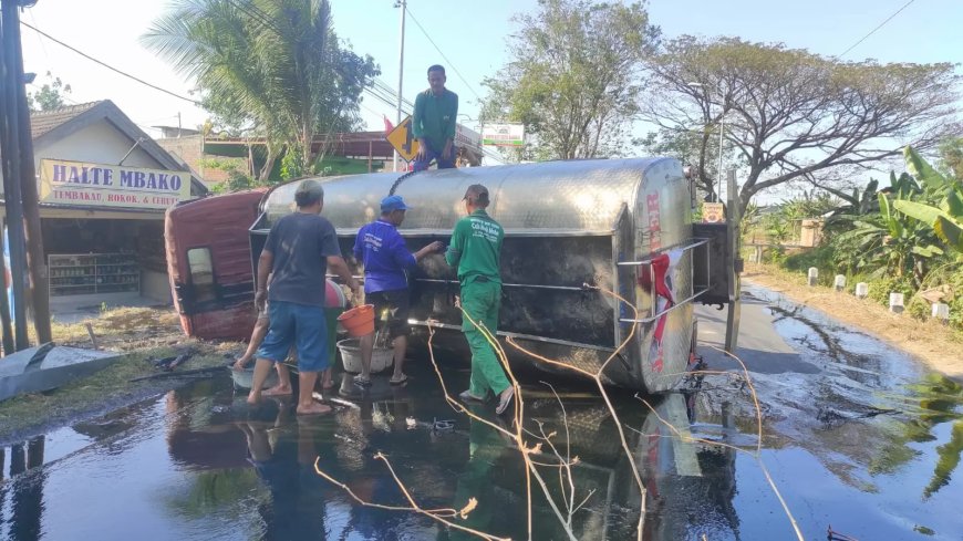 Truk Tangki Bermuatan 7,2 Ton Minyak Goreng Terguling, Warga Ramai Menampungnya