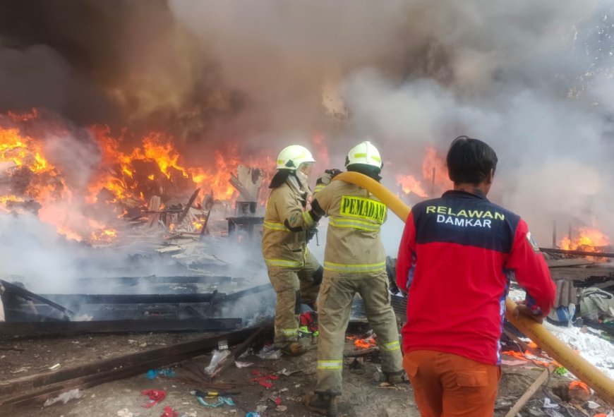 120 Rumah Petak Terbakar di Jakarta Utara, 1 Orang Tewas