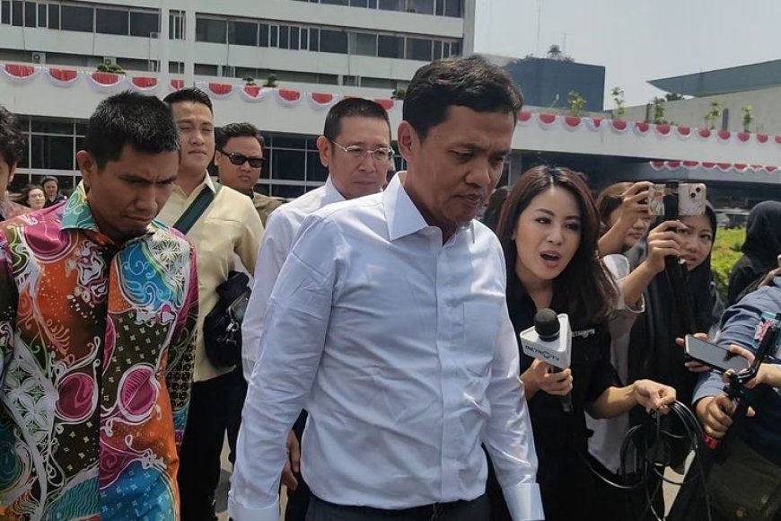 Ketua Baleg Menemui Para Demonstran di Depan Gedung DPR