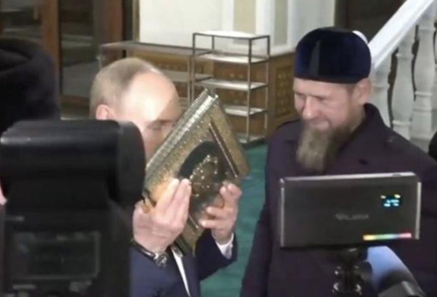 Viral! Presiden Rusia Vladirim Putin Cium Al Quran Berlapis Emas di Masjid Chechen