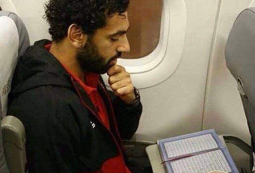 Momen Mohamed Salah Terlihat sedang Baca Al Quran di Dalam Pesawat