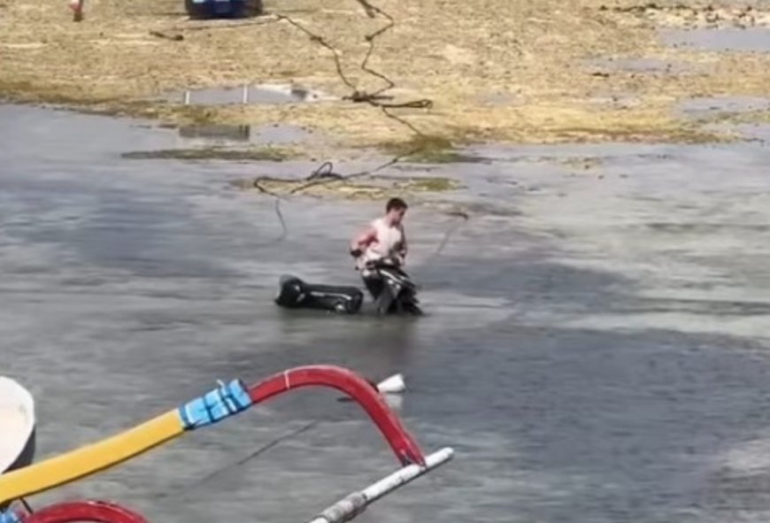 Viral! Bule Nekat Bawa Motor ke Tengah Laut Buat Nyebrang dari Nusa Ceningan ke Nusa Lembongan