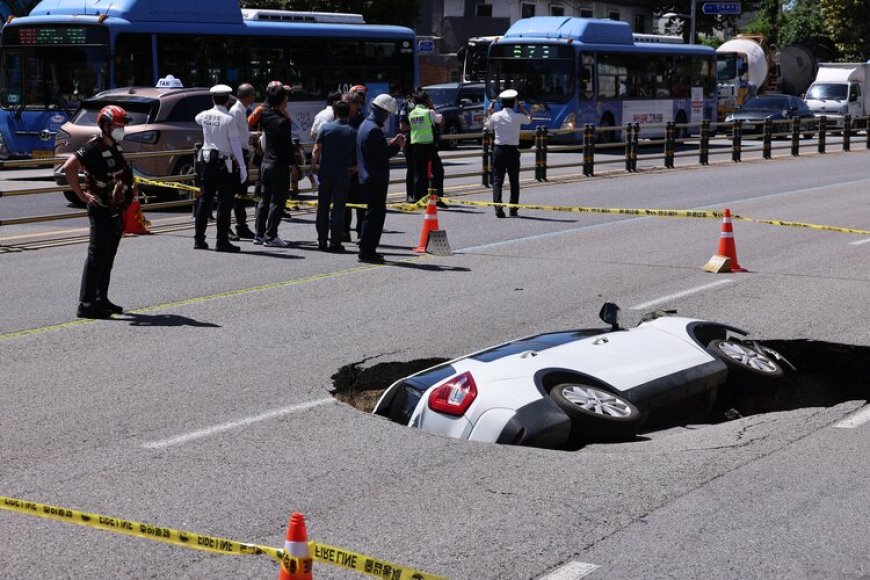 Mobil Masuk ke Sinkhole yang Muncul di Seoul Korea Selatan, 2 Orang Luka-luka