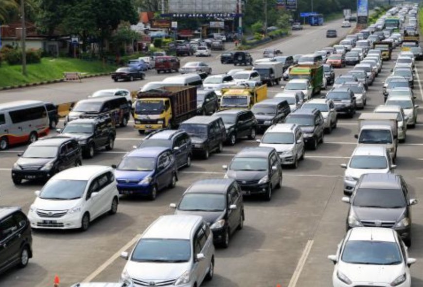 Puluhan Ribu Wisatawan Serbu Bandung, Gerbang Tol Pasteur Macet oleh Kendaraan