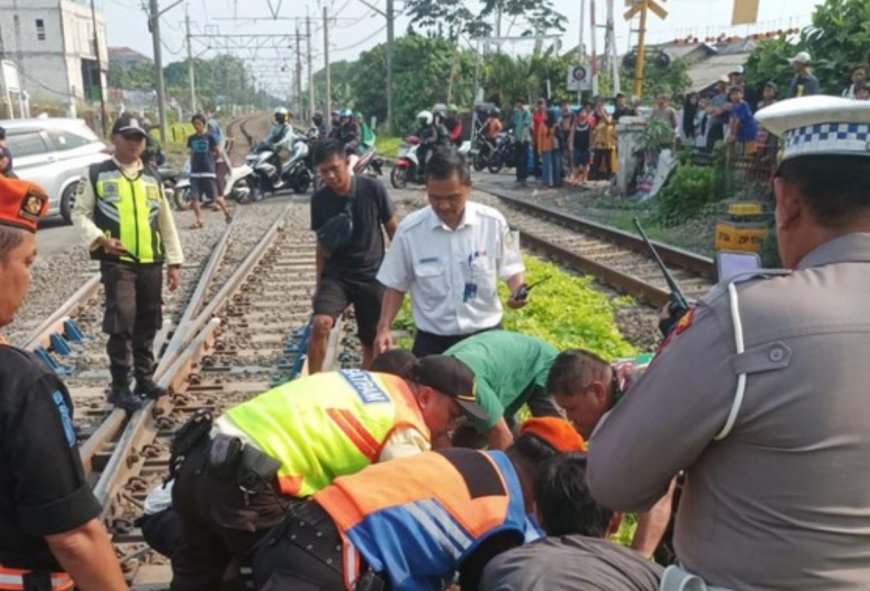 Pengendara Motor Tertabrak KRL di Citayam Usai Terobos Palang Perlintasan