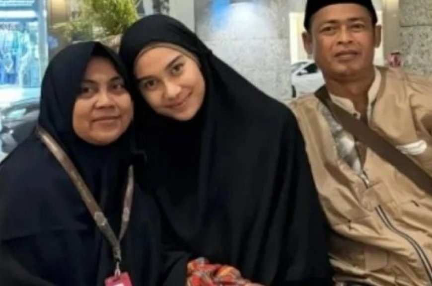 Diterpa Isu Selingkuh, Azizah Salsha Unggah Foto Bareng Mertua di Tanah Suci