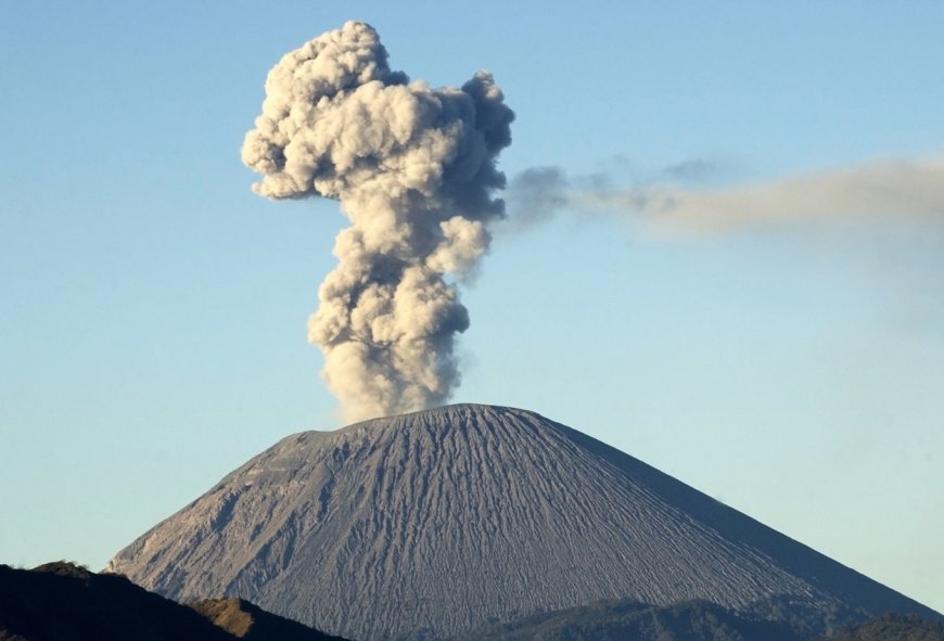 Gunung Semeru Erupsi, Ketinggian Abu Vulkanik Capai 700 Meter