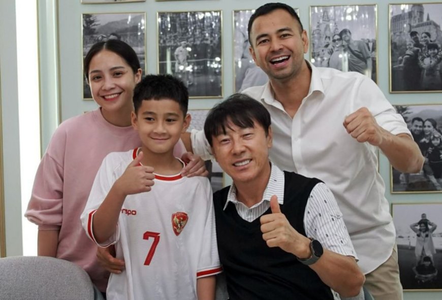 Keluarga Raffi Ahmad Sambut Antusias Shin Tae-yong di Andara, Rafathar sampai Pakai Jersey Khusus