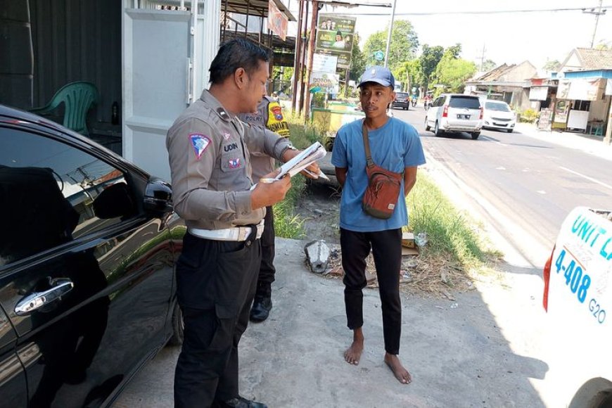 Pengendara Motor di Jombang Tertabrak Truk Usai Terlalu Fokus Lihat Google Maps