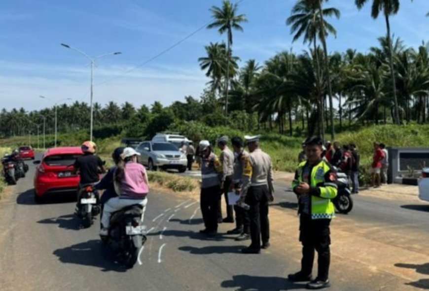 Minibus Terguling Usai Tabrak Pembatas Jalan, 2 Siswa SD Dikabarkan Tewas