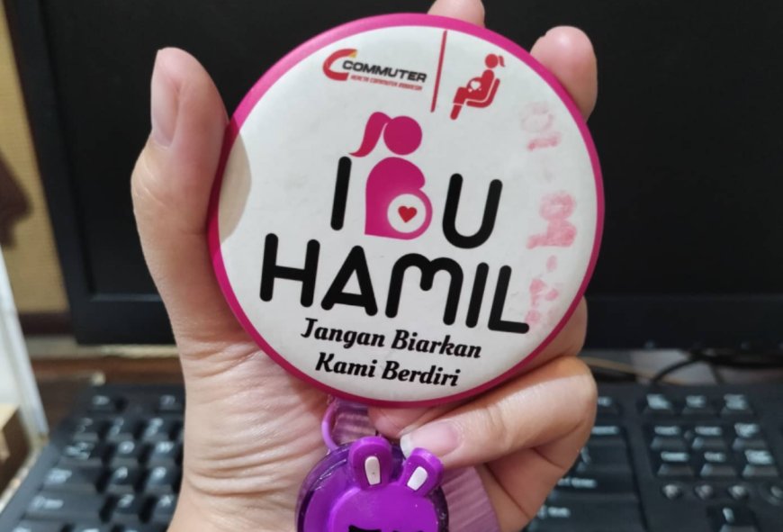 Viral! Perempuan Pakai Pin Ibu Hamil Tapi Expired, Diduga Biar Dapet Tempat Duduk