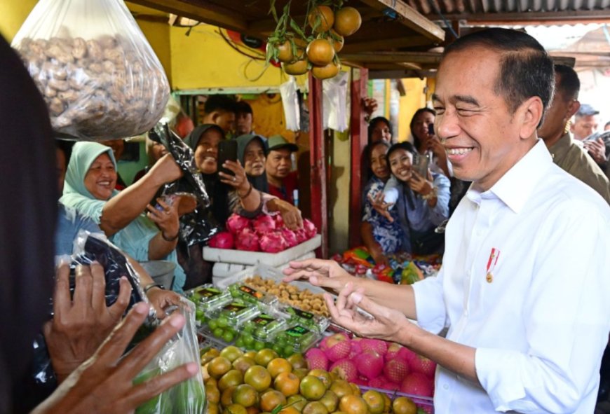 Presiden Jokowi Kunjungi Pasar Dukuh Kupang, Cek Harga hingga Interaksi dengan Warga