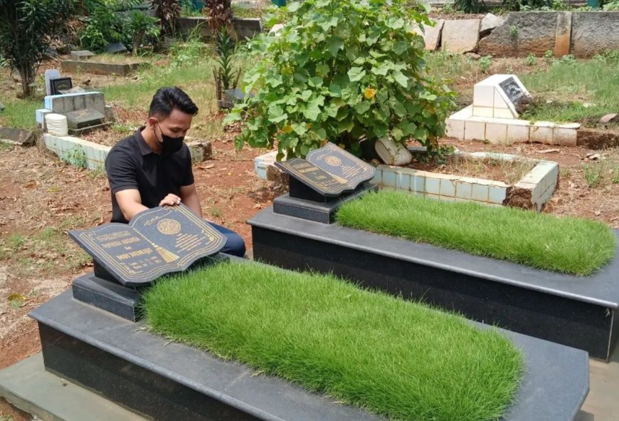 Tubagus Joddy Ziarah ke Makam Vanessa Angel dan Bibi Ardiansyah