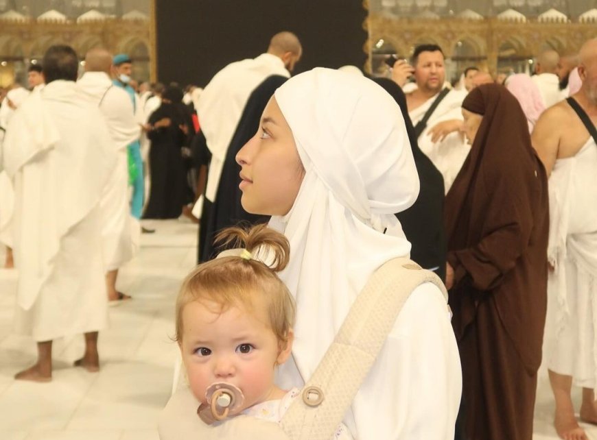 Nangis Saat Tawaf Sambil Gendong Kamari, Jennifer Coppen: Dia Manggil Papa