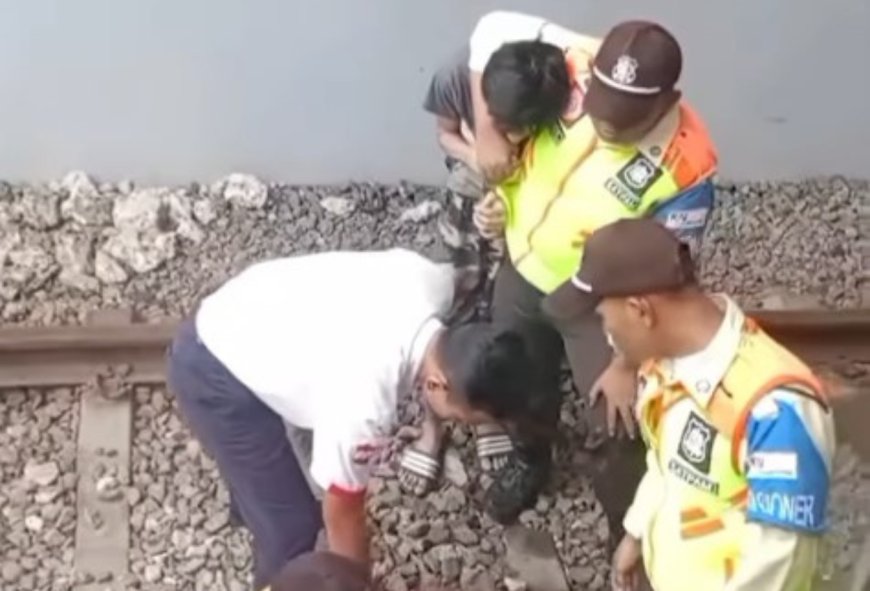 Viral! Pria Diduga Hendak Bunuh Diri di Tengah Rel Kereta Api Depok