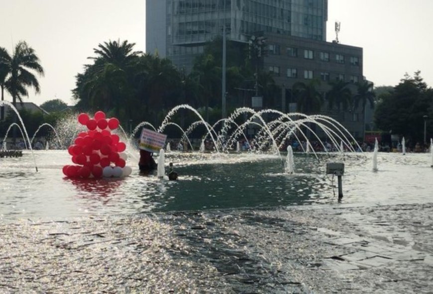 Viral Pria Masuk ke Kolam Bundaran HI, Bawa Balon Merah Putih dan Spanduk