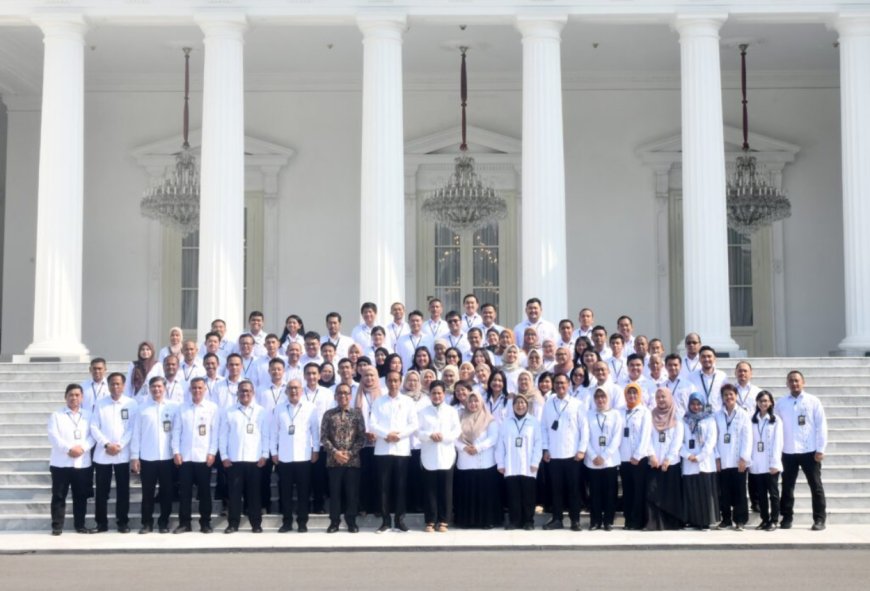 Jelang Purnatugas, Jokowi dan Ibu Iriana Pamit dengan Keluarga Besar Istana