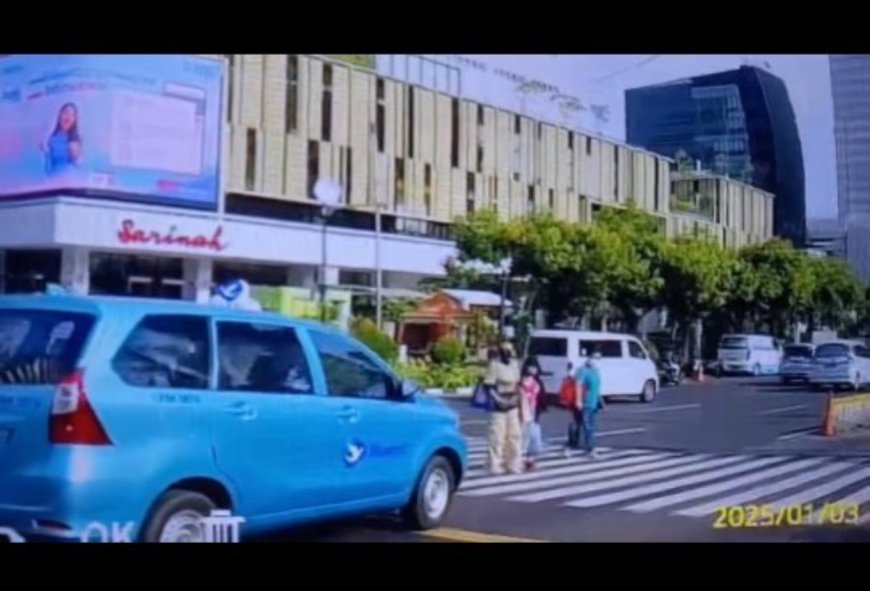 Viral Video Taksi Blue Bird Ugal-ugalan Hingga Nyaris Tabrak Pejalan Kaki