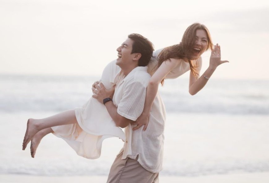 Romantis! Haviza Devi Dilamar Harris Vriza di Tepi Pantai