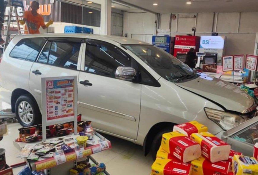 Mobil Seruduk Minimarket Cinere Depok, Diduga Karena Salah Oper Gigi