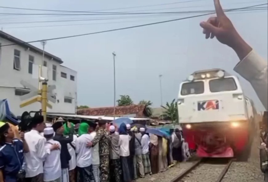 Viral Video Acara Maulid di Samping Rel Kereta Api di Pekalongan, Netizen Malah Kritik Respon KAI