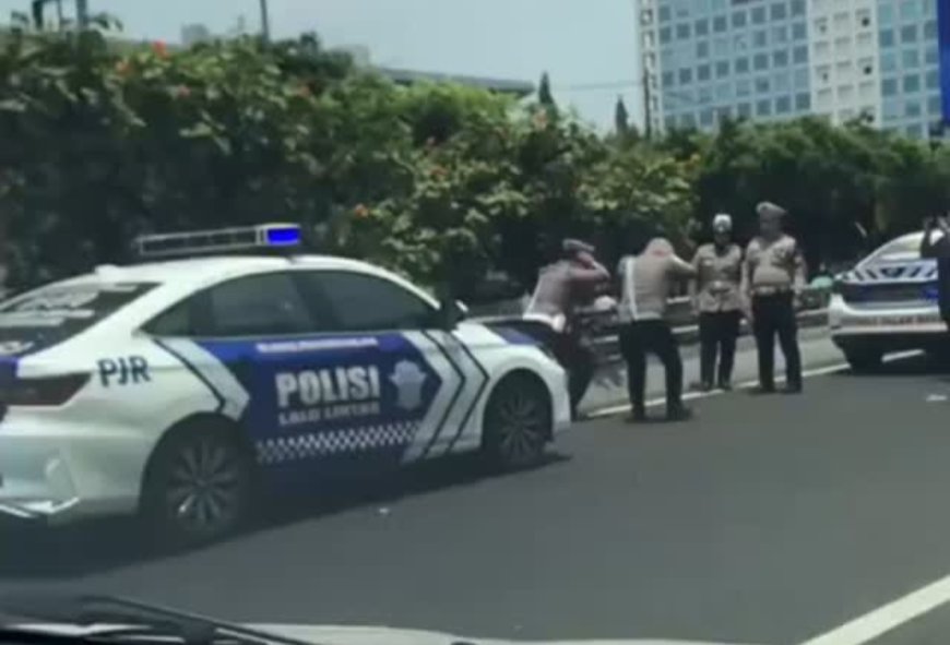 Viral Beredar Video 2 Polisi Squat Jump di Pinggir tol, Diduga Telat Kawal Tamu Negara