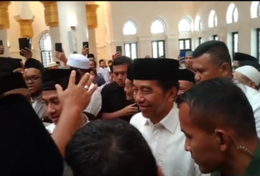 Jokowi Salat Jumat di Solo Usai Tak Lagi Menjabat, Jadi Rebutan Selfie Hingga Masih Dipanggil Presiden