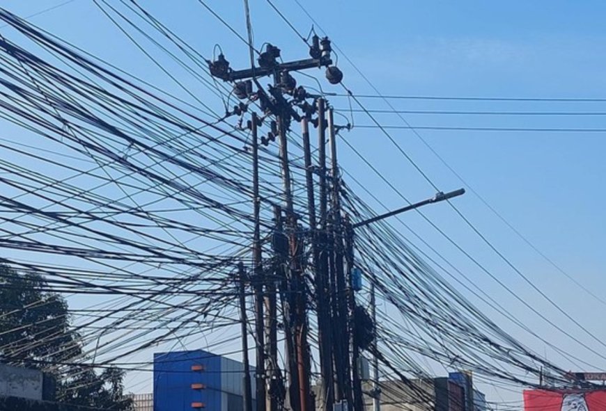 Mulai 2025, Kabel Semrawut di Kota Besar Indonesia Akan Dipindahkan ke Tanah