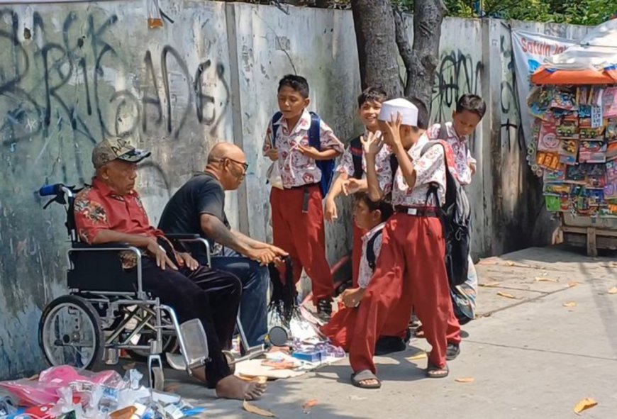 Viral Video, Pak Tarno Kedapatan Jualan di Depan SD Pakai Kursi Roda