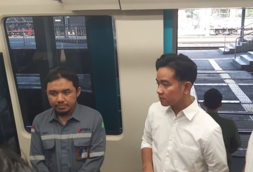 Wapres Gibran Rakabuming Uji Coba Kereta Baterai Ramah Lingkungan di Solo