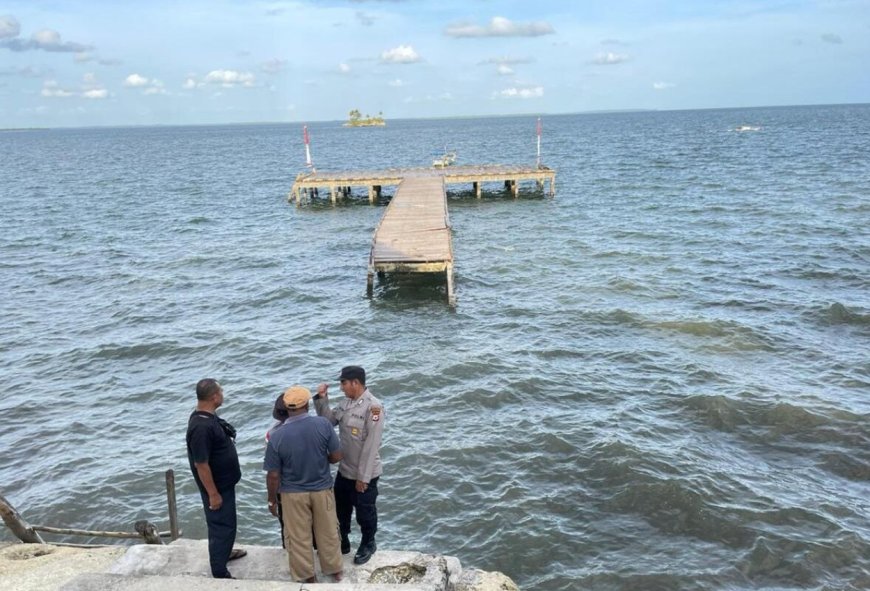 Jembatan Ambruk Saat Prosesi Adat, Anggota DPRD Aru Jatuh ke Laut Bersama Puluhan Warga