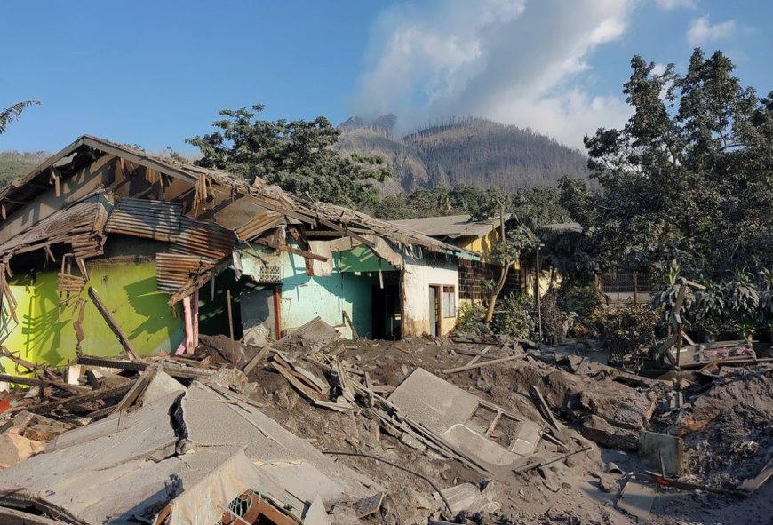 Gunung Lewotobi Erupsi Hebat, Batu Pijar Hancurkan Permukiman Warga